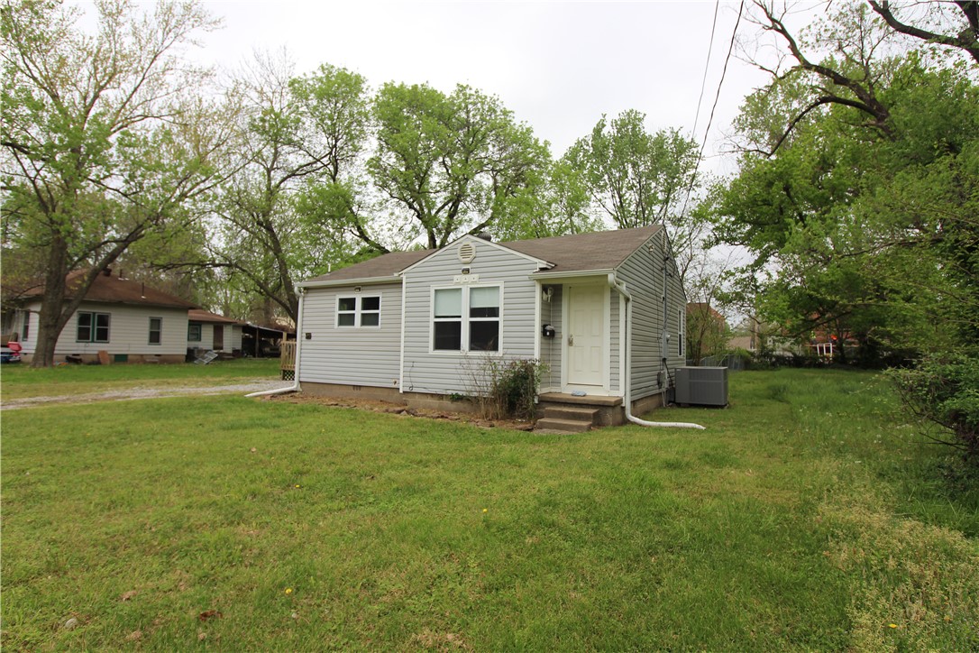 Location! Location! A 2 bedroom, 1 bath home- Centrally located and walking distance to the Bentonville downtown. Bike ride to town and enjoy all the eateries, shopping and down town life. Featuring an open living and kitchen area with all appliances to convey + washer/ dryer. Vinyl flooring through out. Spacious yard with chain link fence. 1 pet considered with increased rent & deposit. $50 per adult applicant to apply. Call to view!