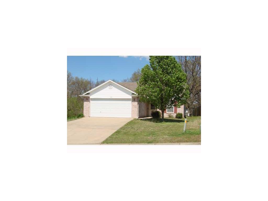 Great 3 bed & 2 bath house in Bentonville! Nice & open living room, all brick, 2 car garage, and 2 sets of sliding doors!