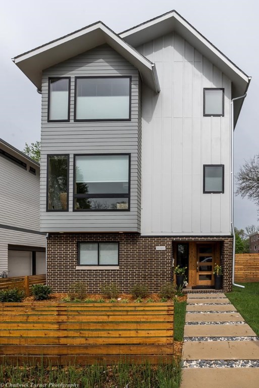 Open House Saturday 5/5 from 2-4pm. Located in the Northwest Quadrant of Downtown Bentonville, this Modern 3 story house is a must see property. The house includes 3 bedrooms, 3 1/2 baths, 2 car garage, high end appliances, quartz counter tops, fenced in yard, Nest thermostat system, and modern landscaping. The large master bedroom is an oasis in itself. Walking distance to the Downtown Bentonville Square, Crystal Bridges and trails.