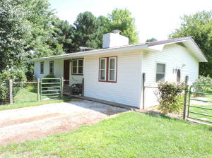 Perfect 10 acre farmette located near Harrison & the Buffalo River. 4 bedroom, 2 bath home with newer metal roof & newer central heat/air unit. Kitchen has lots of caBinet space. Wood burning fireplace in living room. Fenced pasture and woods with big hardwood and pine trees! 4 stall horse barn with tack room, storage areas and shop. Pretty water feature in backyard. all this for only $125,000!