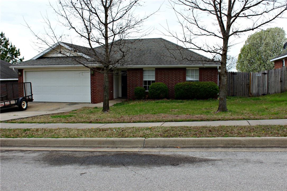 Beautiful Home is located in a quiet neighborhood. Just minutes away from the University of Arkansas and shopping.