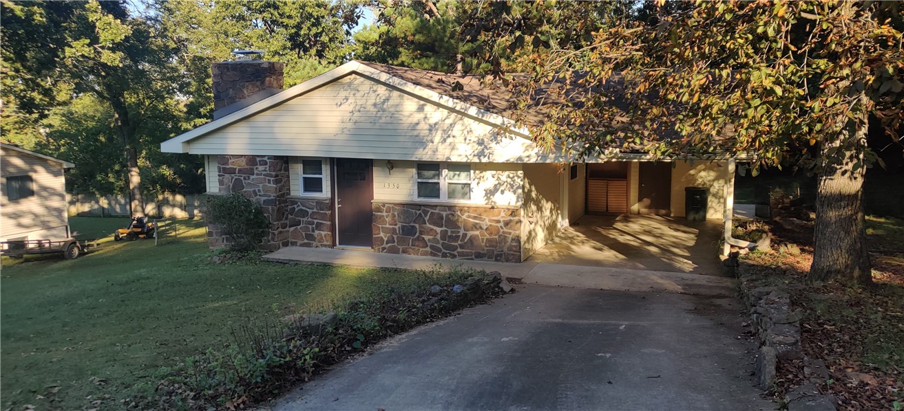 3 BR / 1.5 Bath in East Fayetteville located conveniently near Root School. This residence boasts an awesome neighborhood and nice hardwood floors. Washer/Dryer, refrigerator all provided. Seeking minimum credit score of 650 on all adult applicants with a $35 application fee per adult. No Pets. Note: walk thru video is available upon request provided via text.