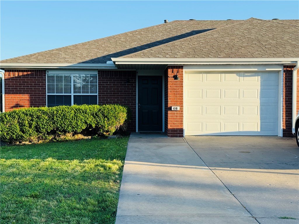 Charming Duplex in a Prime Bentonville Location!
Conveniently located just minutes from downtown Bentonville, this well-maintained 2-bedroom, 2-bath duplex offers comfort, convenience, and easy access to the area’s renowned biking trails, shopping, dining, and entertainment. The spacious kitchen features ample cabinetry and a pantry for additional storage. The primary suite includes a private bath with a walk-in shower. Enjoy outdoor living on the deck overlooking the privacy-fenced backyard—perfect for relaxing or entertaining. Additional features include a 1-car garage and a functional floor plan designed for everyday living. Small dog negotiable with owner approval; no cats. Owner-managed property with approved application required. Don’t miss this great rental opportunity in one of Northwest Arkansas’ most desirable locations