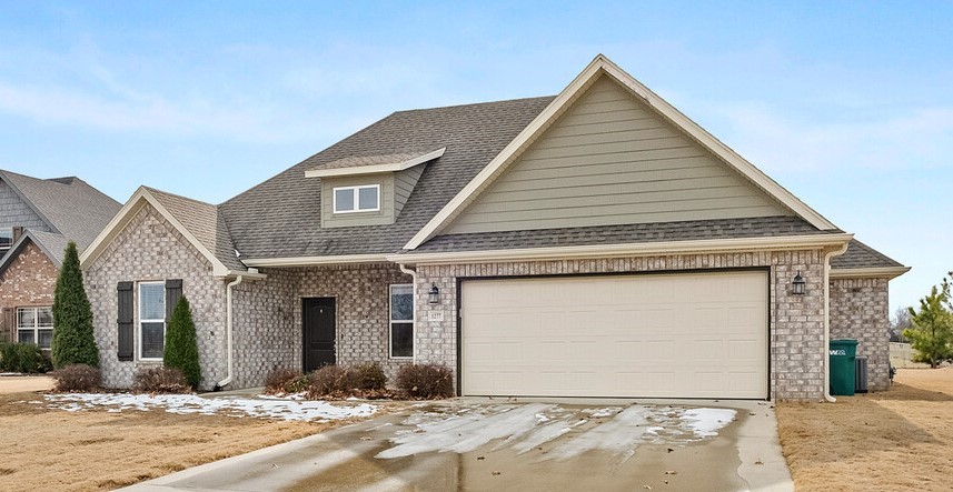 Immediately available 3 bedroom 2.5 bathroom single family home for rent right off of Hwy 412! Home features an open concept living/dining room, gas fireplace, gas hookup for a grill on the back porch, 3 private bedrooms and an office. All appliances shown in pictures will stay. 1 year minimum lease required. Pets to be considered.