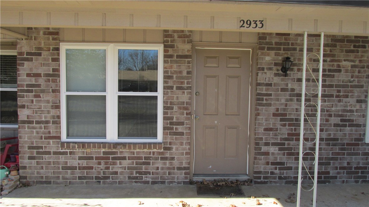 2 bed and 1 bath triplex unit in Fayetteville. Washer and Dryer Hookups. Water and Trash provided plus lawn care. Small pets negotiable.