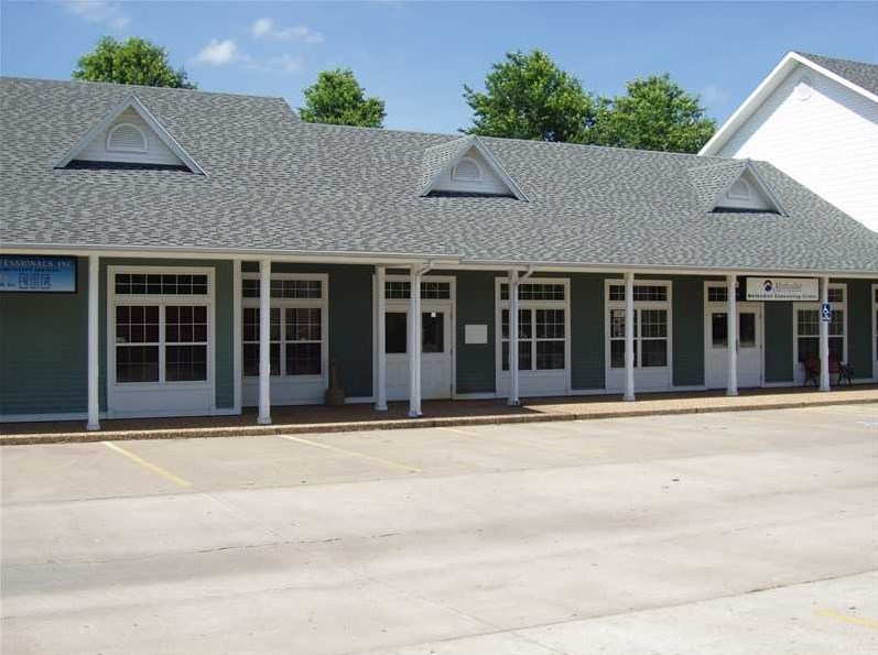 Great location and space at an affordable price. Close to the University of Arkansas, WRMC, I-49. Perfect for attorney, accountant, or vendors.