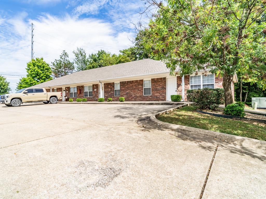 2 bedroom, 2 bath, 4-plex. Super location in the heart of Bentonville. Walk to schools or ride on the trails. Vinyl plank flooring in main areas, all electric unit. Owner pays for lawn care, quarterly pest control and HVAC filters. Small back patio to enjoy nature. No pets and $50 per person to apply. Call to show!