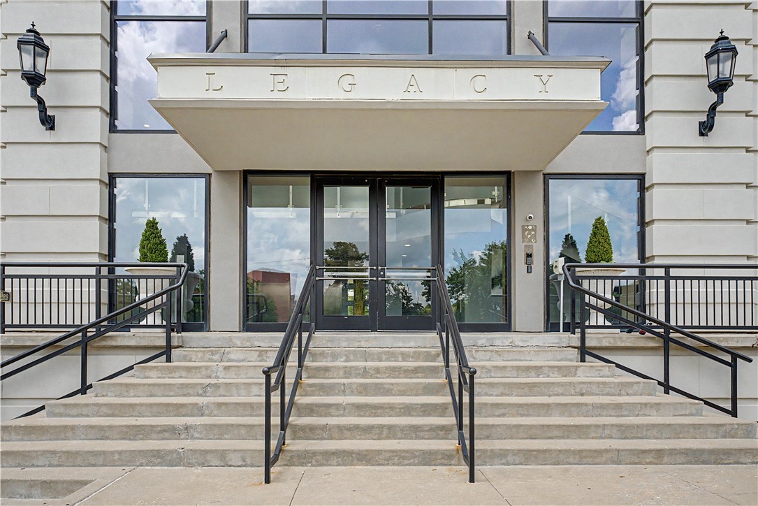 Ultimate Get-Away or Razorback retreat.  Thei condo is turnkey, ready to move in to tomorrow.  All furnishings do convey w/ no added value.  Includes artwork, books, accessories, dishes, cooking/serving dishes & pans, glassware, sheets, towels., etc.  
Walk to the football stadium or other U of A sports events, Dickson Street or Downtown Fayetteville.