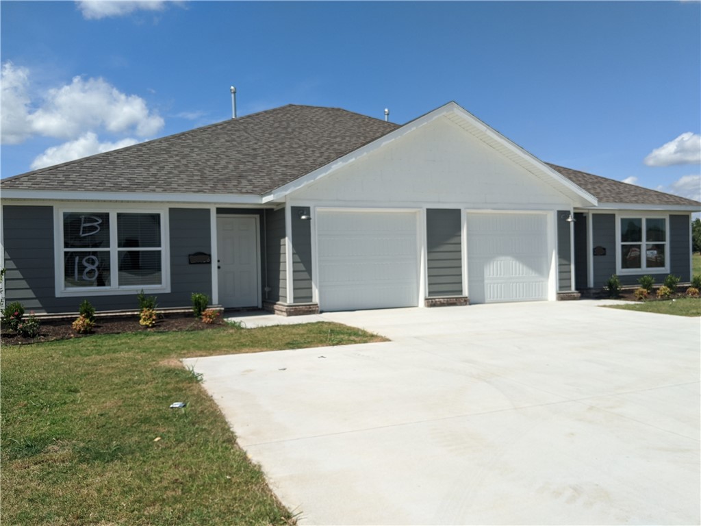 3 bed, 2 bath duplex with LVP flooring throughout, stainless steel gas range and dishwasher. Full privacy fence, one car garage.