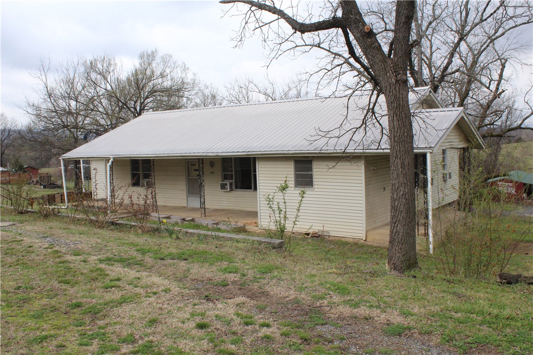 3-bedroom, 2-bath fixer upper can be made into what your heart desires or turn it into investment property. Home offers an open kitchen with eat-in dinning, spacious living room, and an extra room that can serve as an office or hobby room or even a 4th bedroom. Located just off the square makes it convenient for shopping, schools and other conveniences you might need.  A little love will bring this one back to life.