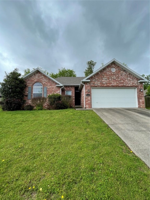 Nice 3 bedroom 2 bathroom house in west Fayetteville . Split floor plan, large living area, eat-in kitchen with door to patio, granite countertops, fenced in yard, crown molding, tray ceiling in master, all appliances, and large living room complete with gas log fireplace.