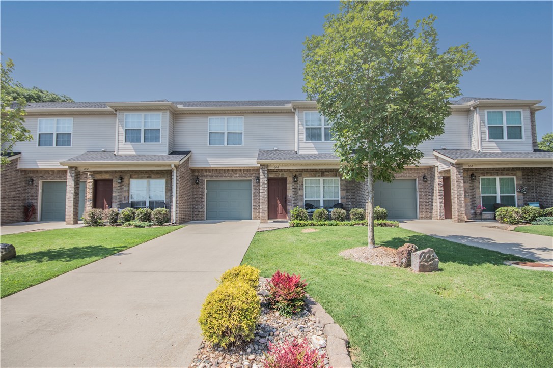 Executive rental located right behind the Wal-Mart home office! This 3 bedroom 2.5 bath townhome comes fully furnished or could be unfurnished, tenants pay for utilities. Enjoy the close proximity to Downtown Bentonville, bike paths and shopping! DOGS UNDER 30 LBS OK - NO CATS.