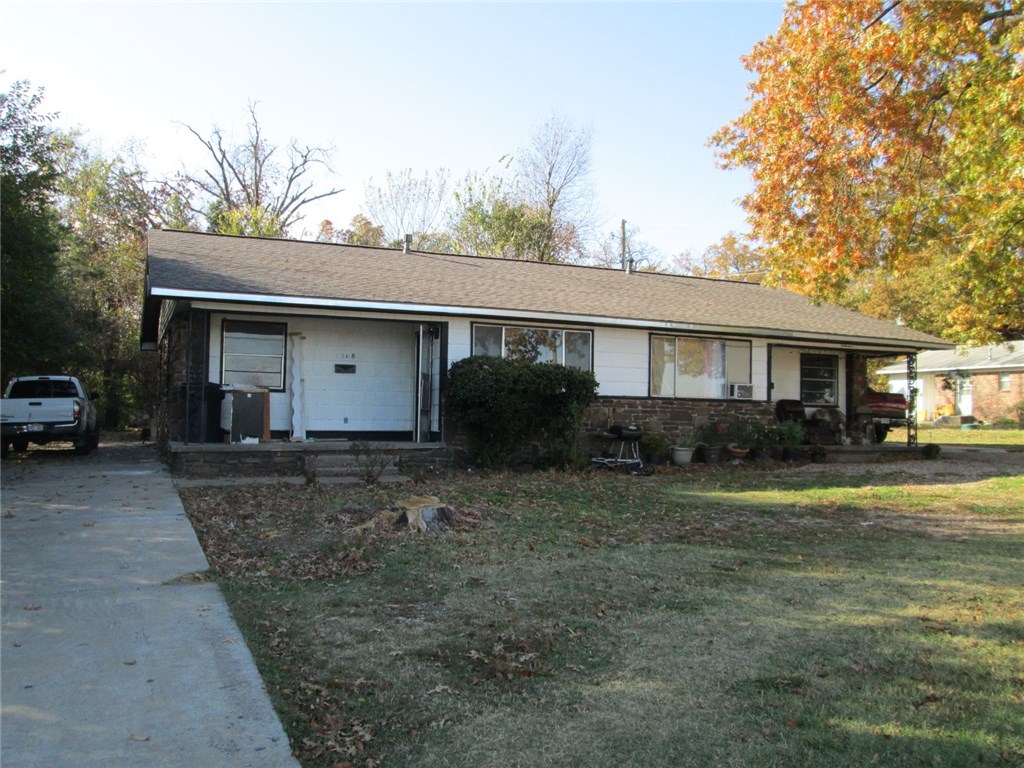 Beautiful 2 bedroom 1 full bath duplex across Heritage High School, good size bedrooms and yard, new heat unit in both sides, new roof on October 2015. Awesome investment property, live on side-rent the other.