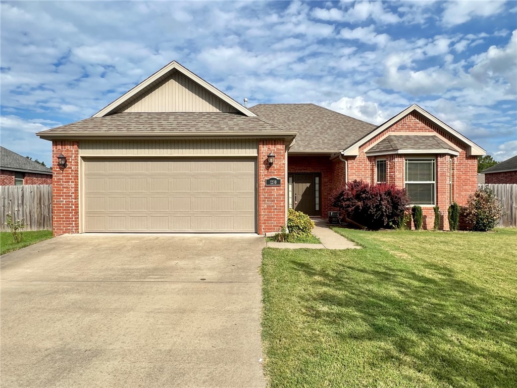 Nice all brick home in Southeast Fayetteville. Home features 3 bedrooms, 2 bathrooms, split floor plan,  carpet throughout, SS appliances. Jacuzzi tub with separate shower in master bathroom. Granite countertops, covered back patio & fenced in yard. All appliances.