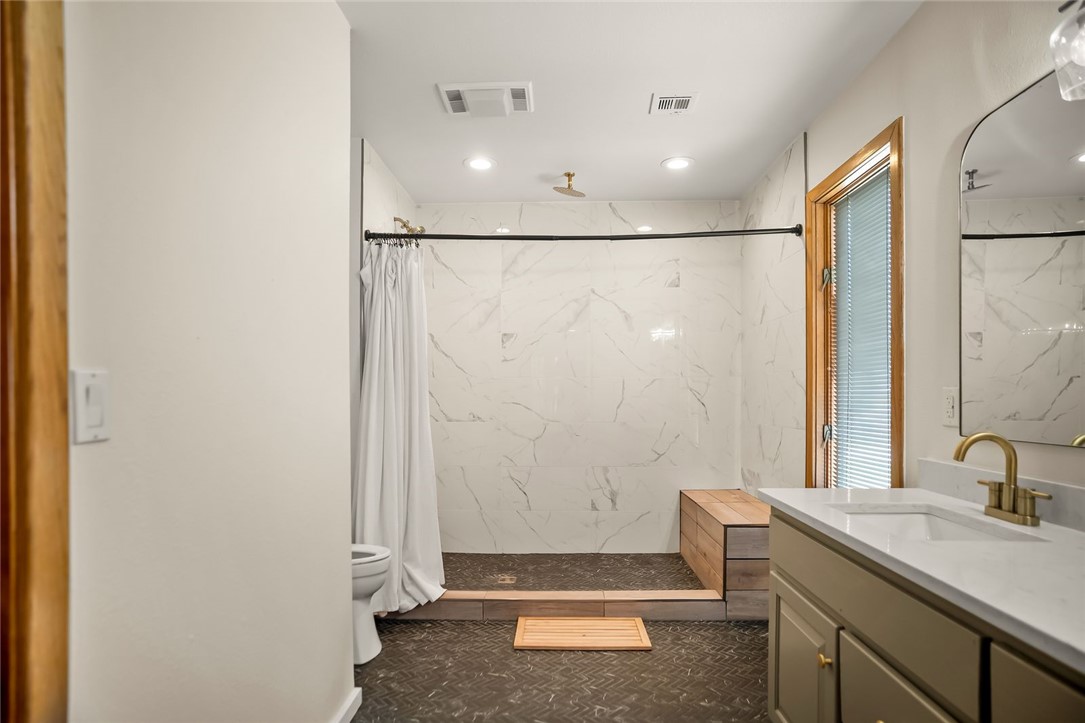 Centre Court Rogers - Residential