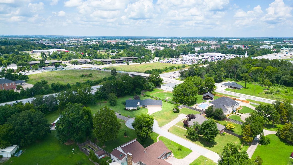 Centre Court Rogers - Residential