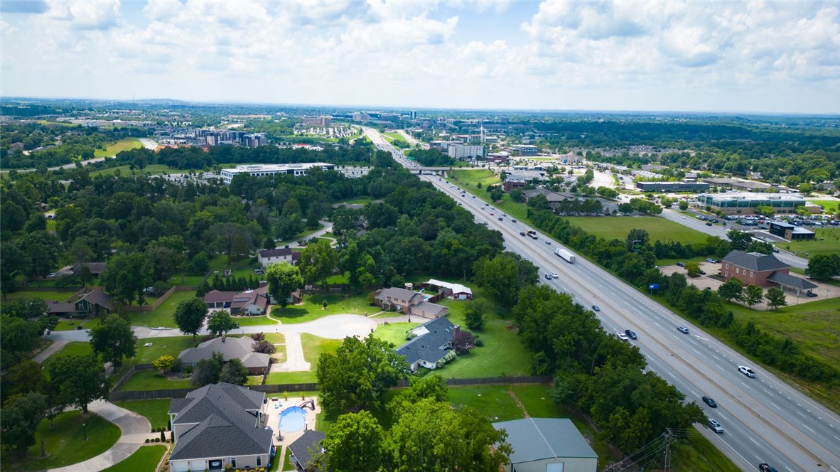 Centre Court Rogers - Residential