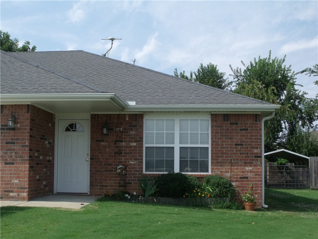 Nice, well kept 2 bedroom, 2 bath, 1 car garage w/ an extra carport for boat, trailer, etc.  Covered patio.  Refrigerator conveys.  NO PETS!