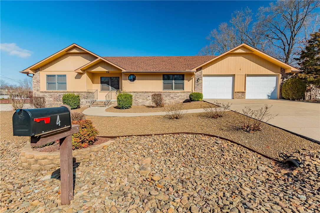 Pristine turn key home on level corner .36 ac lot offering 2115 htsqft of easy living.  This split plan offers 3 BD/2.5 Ba + large family room with numerous updates throughout. Kitchen offers pull outs, abundant cabinetry & plenty of counter space.  No carpet, tile in wet areas and hdwd & laminate flooring in living spaces & bedrooms.  No wasted space and plenty of storage.  Oversized garage 25' by 25' plus room for golf cart and work area/would hold a large truck or boat.  2.5 mi to Town Center & Lake Pointe Marina on Loch Lomond.