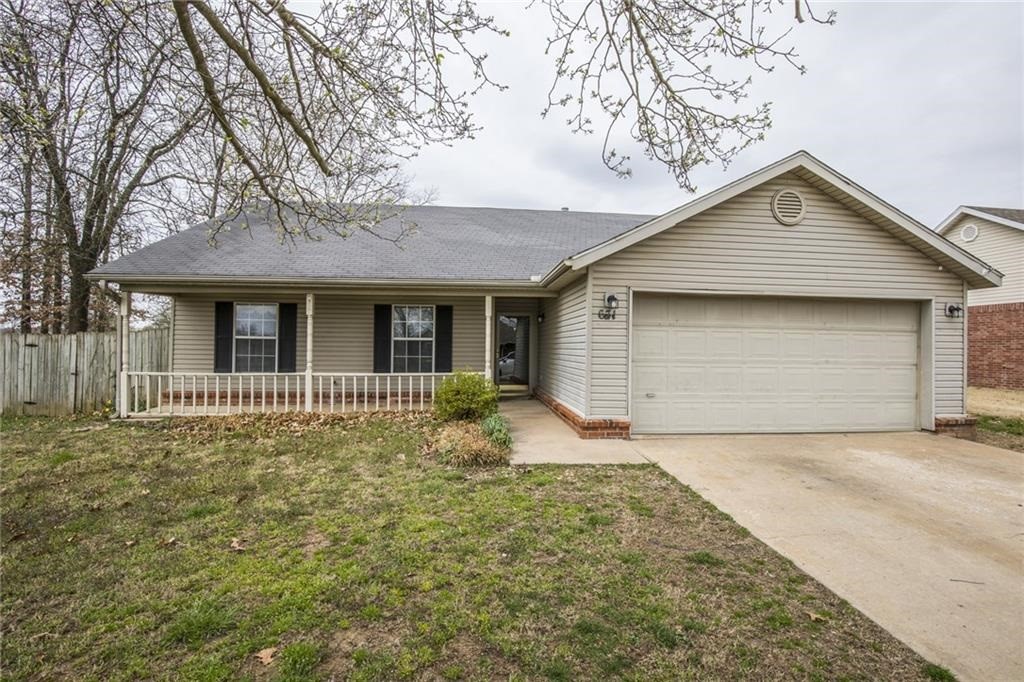 Great 3 bed 2 bath home in Centerton. Close to schools. Livingroom has vaulted ceiling with gas fire place. Home has vinyl plank flooring through main living area and carpet in bedrooms. Large fenced back yard. 2 car garage.