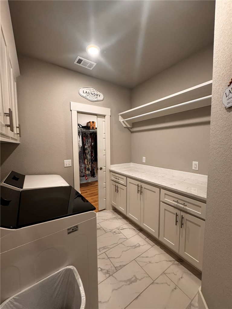 Roxburgh Sub Bvv - Residential Lease