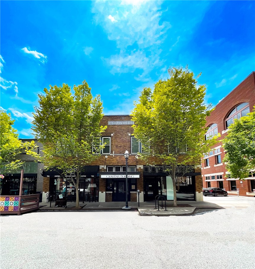 Fantastic location off the Fayetteville Square. Within walking distance of popular shopping, dining, Fayetteville Farmer’s Market, Dickson entertainment district, and the University of Arkansas. The space features beautiful wooden floors, neutral color palette, and red brick detail. Layout includes an updated kitchen, one bedroom, open dining/living room, and stacked washer/dryer unit. 
Water, trash, and all other utilities separately metered.