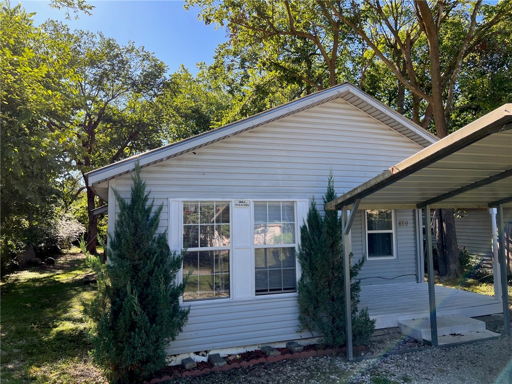 Charming 768 sq ft Gem in Downtown Rogers!
Welcome to this adorable haven, just 8 blocks from downtown! This cozy residence offers a chance to embrace urban living at its finest. Nestled half-a-block from bike lanes and a short 2-block stroll to trails, this home is perfect for Outdoor Enthusiasts. Unlock owning your slice of downtown Rogers with this opportunity. A quaint canvas awaits, ideal for First-Time Buyers customizing their space. Live amidst the buzz of Northwest Arkansas' sought-after areas while tailoring the home to your style. For savvy Investors, seize the endless potential. Secure your foothold in downtown Rogers - a strategic move, offering rental income and equity growth as the property appreciates over the next couple of years. With the area's allure rising, the potential for gains is clear. Don't miss this chance to own a part of downtown Rogers. Whether a cozy abode or savvy investment, this petite charmer promises potential. Act now and be a part of the growth in coveted NWA. House sold as-is