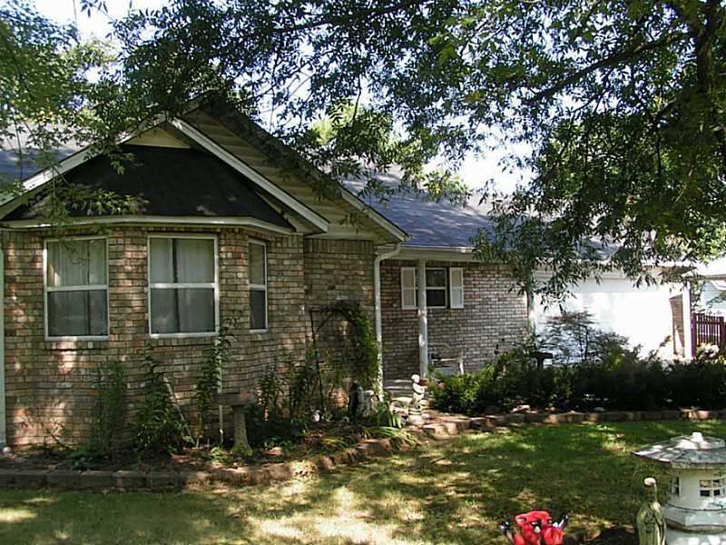 BRICK  HOME WITH VAULTED CEILING IN THE LIVING ROOM. OPEN FLOOR PLAN WITH KITCHEN, DINING AND LIVING ROOM. BUILT IN BACK PORCH AREA IS FINSHED LIVING AREA. FENCED IN BACK YARD WITH A STORAGE BUILDING. 2 CAR ATTACHED GARAGE WITH AN EXTRA DETACHED CARPORT.