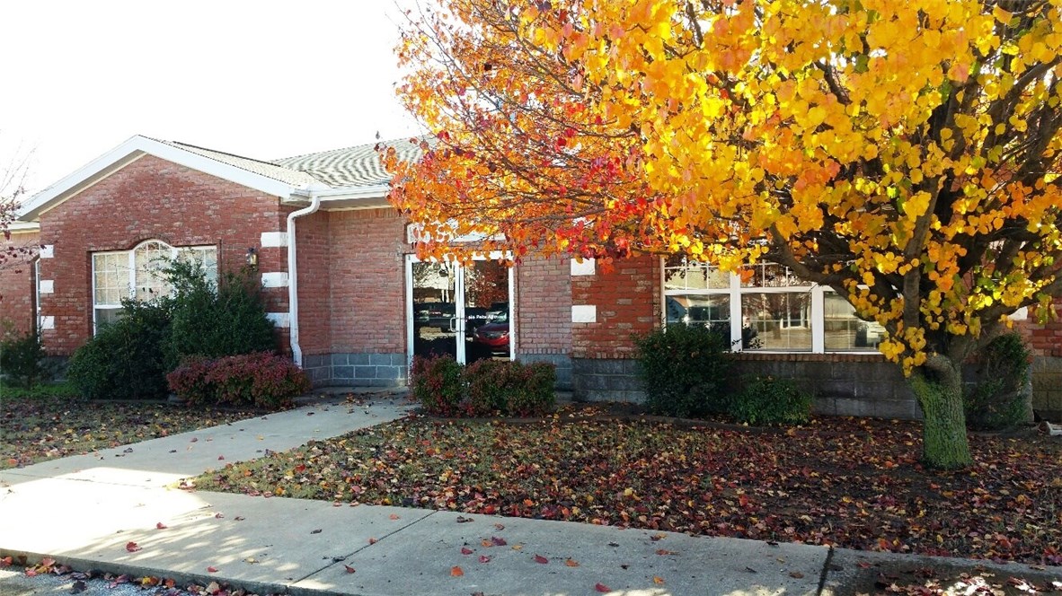 Great office location approx. 1 mile south of WM HQ and 3/4 mile from Sam's HQ. 5 offices with open kitchen/conference area. Men and women restroom in common hallway. Tenants enjoy free use of amenities at South Walton Plaza Park: tennis & basketball court; putting green; BBQ grills; gazebo; walking trail; restroom & shower facility.  Tenant pays for Internet/Phone/Cable.