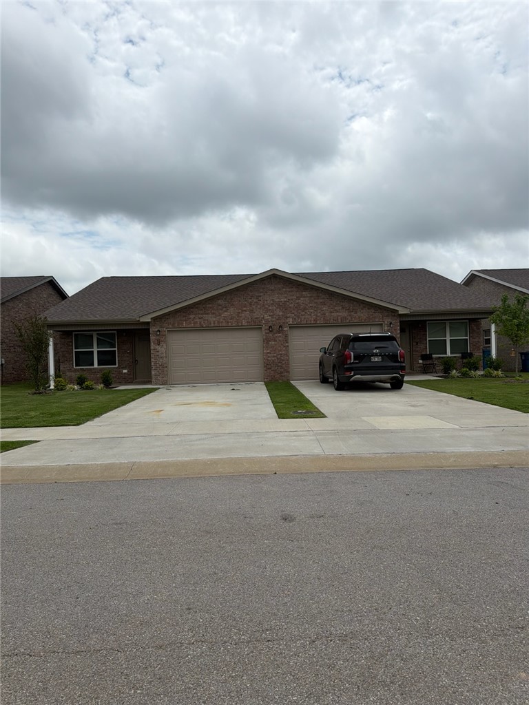 Nice duplexes in Bentonville close to NWA Regional Airport for lease, Home features 3 bedrooms, 2 bathrooms, 2 car garage, LVP throughout home, granite countertops, ceiling fans, open floorplan, covered back patio for grilling/entertaining, fenced in yard and all appliances. 1 month free rent with all 1 year leases signed by October 1, 2026.