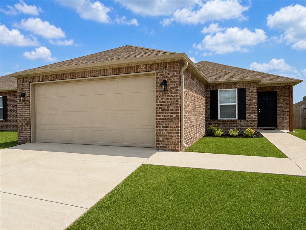 Charming 3BR/2BA New Home in South Fayetteville Located in the desirable Park Meadows community, this newly built home offers comfort and convenience in a prime South Fayetteville location. Just minutes from the University of Arkansas, the Downtown Square, and Dickson Street, you'll enjoy easy access to everything Fayetteville has to offer. Don't miss the opportunity to live in this inviting and well-connected neighborhood!