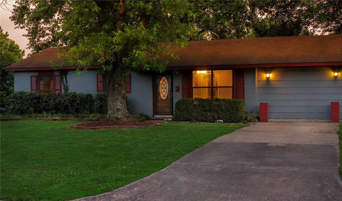 Great starter home in quiet neighborhood. Convenient to shopping, restaurants & more. 2 dogs in house. 
AGENT IS RELATED TO SELLER.