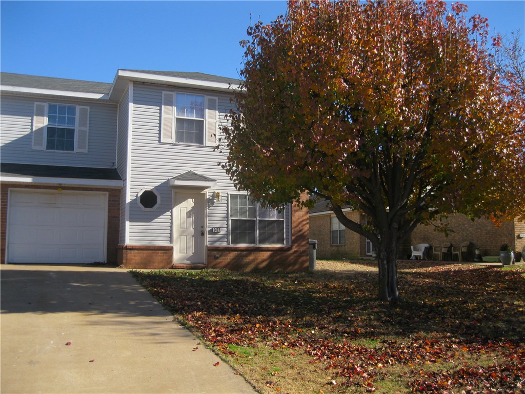 Spacious 3 bedroom, 2 bath, two story townhome in Sunmeadow Subdivision. All bedrooms are upstairs, 1 car attached garage, Refrigerator, huge back yard !