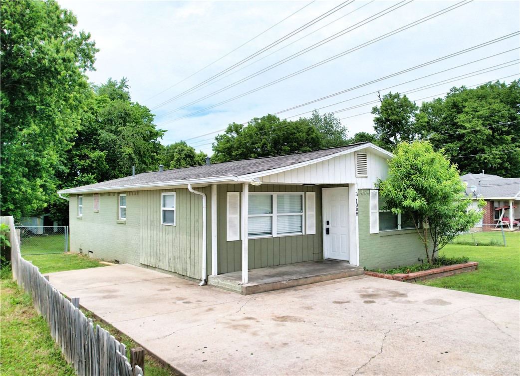 Welcome to this charming 4-bedroom, 1-bath home ideally located in Springdale’s Harger Addition, just moments from shopping and the business district. Built in 1965 and spanning 1,127 sq ft, this single-level residence sits on a level 0.26-acre lot. Interior highlights include granite countertops, energy-efficient LED lighting, and vinyl flooring throughout. Being sold "As-Is," this property offers a fantastic opportunity for buyers ready to add their personal touch. Conveniently accessible from I-49. Schedule your showing today for this move-in-ready home!