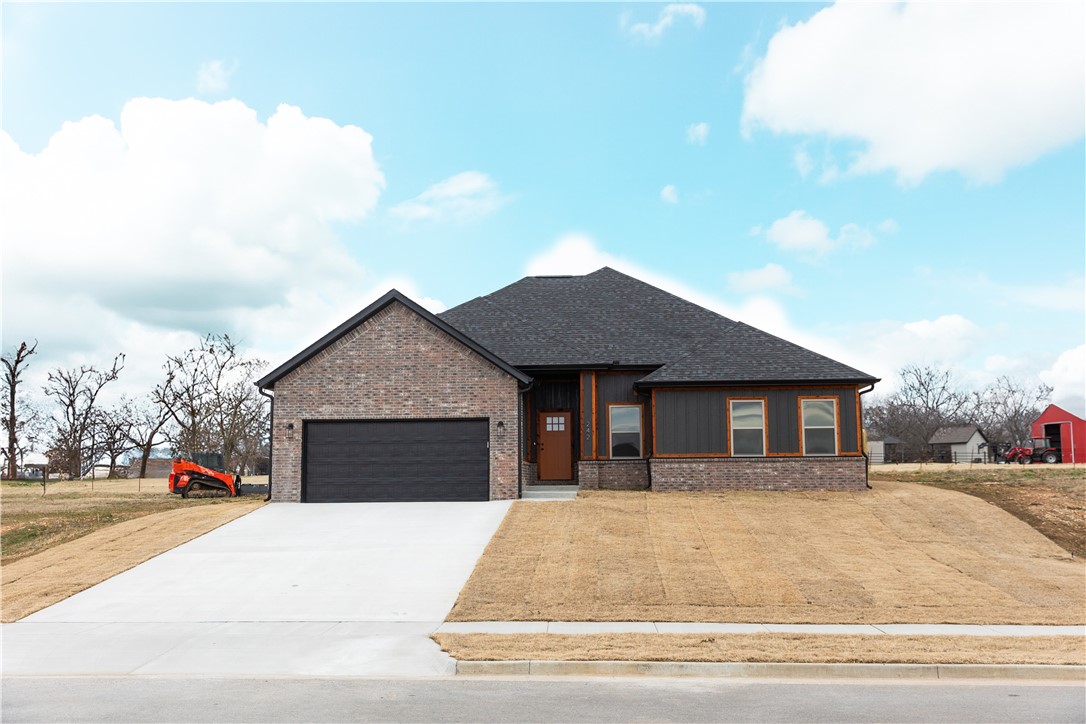 Beautiful new 3/2 home in the Mountview S/D, Granite countertops, Stainless appliances, large open floorplan, covered back porch.