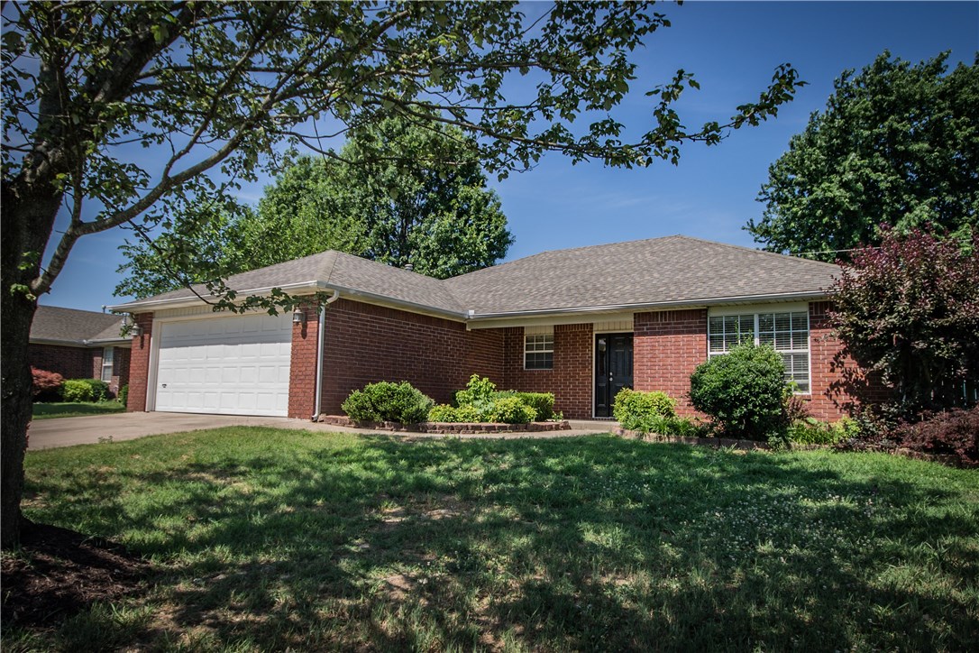 Great 3 bedroom 2 bath home in Centerton! Home features: new flooring, granite countertops, paint and fixtures! Open layout, split bedroom plan, storage building, deck and its ready to move in! Come see it today!