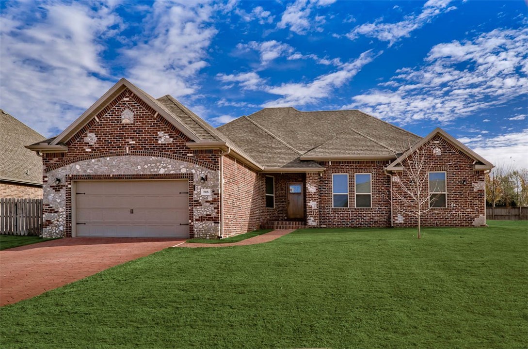 Everything you ever wanted exactly where you wanted it! This hard-to-find, one-level custom home sits just 3 miles to downtown Bentonville. Walk to schools & all your local shops from the charming, established Willowbend neighborhood. With the 4 beds & 3 baths all on its single level, this home offers both ample space & easy flow to all its living spaces. Neutral tones & sparkling finishes allow for immense versatility in design & decor. From the gleaming floors to the simple landscaping, maintaining