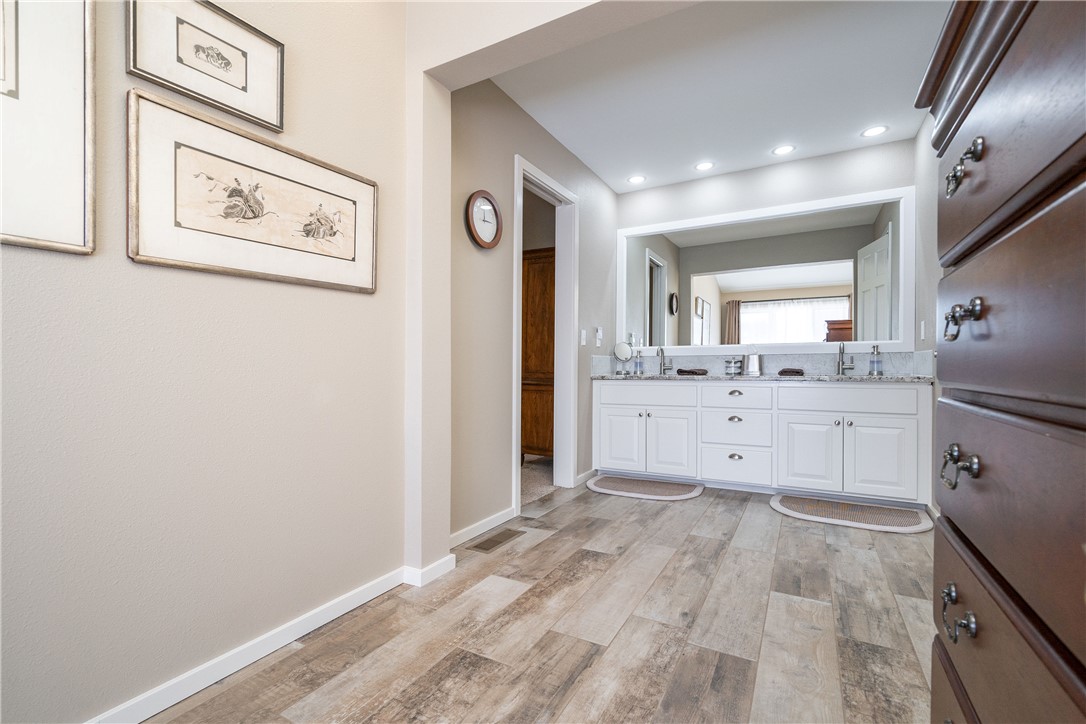 Centre Court Rogers - Residential
