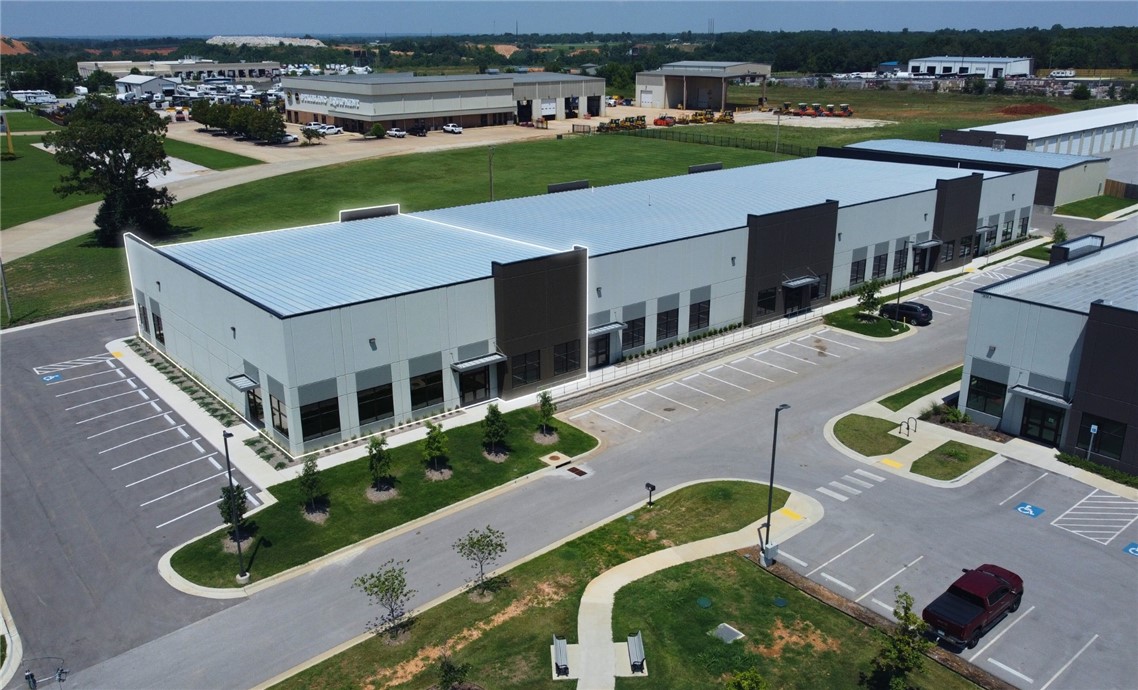 Available: 7,840 sf.
Asking rent: $15.50 psf | nnn.
Roll-up doors: 1 (12' x 10').
Clear height: 23'.
Community dock: 1.
Year built: 2023.
Parking: 22 spaces.
Sprinklers: yes.

Site Highlights.
±7,840 sf of flex space with a ±1,007 sf turnkey office build-out delivering soon.
Features include 23’ clear height, 12’x10’ roll-up door, and 1 community dock.
Prime location just 0.4 miles from i-49.