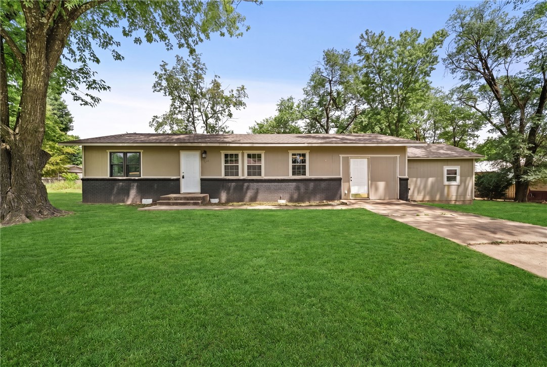 This 3-bedroom, 1-bath home offers 1,788 sq ft of comfortable living space on a desirable corner lot. Inside, you'll find updated finishes, a functional layout, and plenty of room to make it your own. One of the home's standout features is the additional storage/workshop space, offering endless possibilities for a future expansion, extra bedrooms, hobby room, home office, or workshop. Located adjacent to the new Pea Ridge bike trail system, outdoor recreation is right outside your door. Enjoy being minutes from Pea Ridge schools, local parks, shopping, dining, and the historic Pea Ridge National Military Park. With easy access to Bentonville, Rogers, Walmart's Home Office, Crystal Bridges Museum, and Northwest Arkansas amenities, this property offers both convenience and opportunity. Schedule your private showing today and discover all the potential this unique home has to offer!