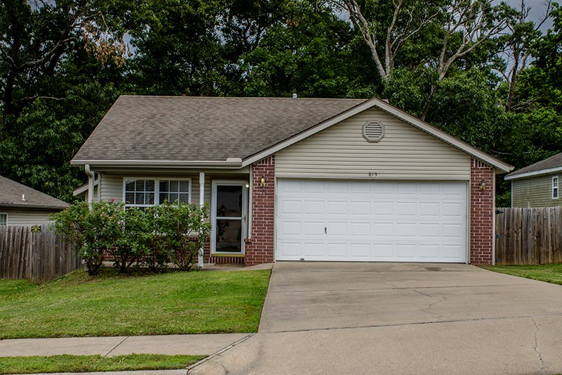 Really nice home in great location! Great started home or investment with large privacy fence. Better see this one before it gone!