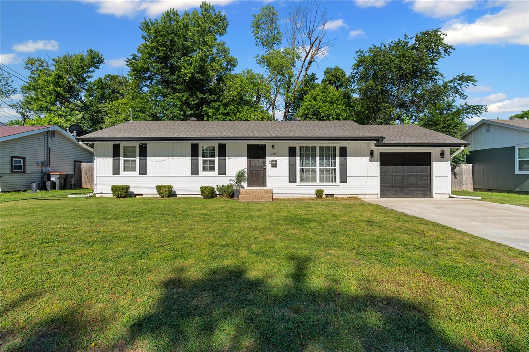 Located in the heart of Springdale, this beautifully maintained home offers comfort, convenience, and an unbeatable location! Featuring a spacious layout filled with natural light, inviting living spaces, and a well-appointed kitchen, this home is perfect for everyday living and entertaining alike.

Enjoy being just minutes from the Springdale Aquatic Center, Springdale Public Library, J.B. Hunt Park, shopping, restaurants, and medical facilities including Northwest Medical Center. Conveniently located near Springdale High School, Westwood Elementary School, and Central Junior High School, this property offers easy access to many of Springdale’s top amenities while still feeling like home.

The generously sized yard provides plenty of space to relax, play, or host gatherings with family and friends. A great opportunity to enjoy comfort and convenience in one of Springdale’s most central locations!
Exterior:Siding