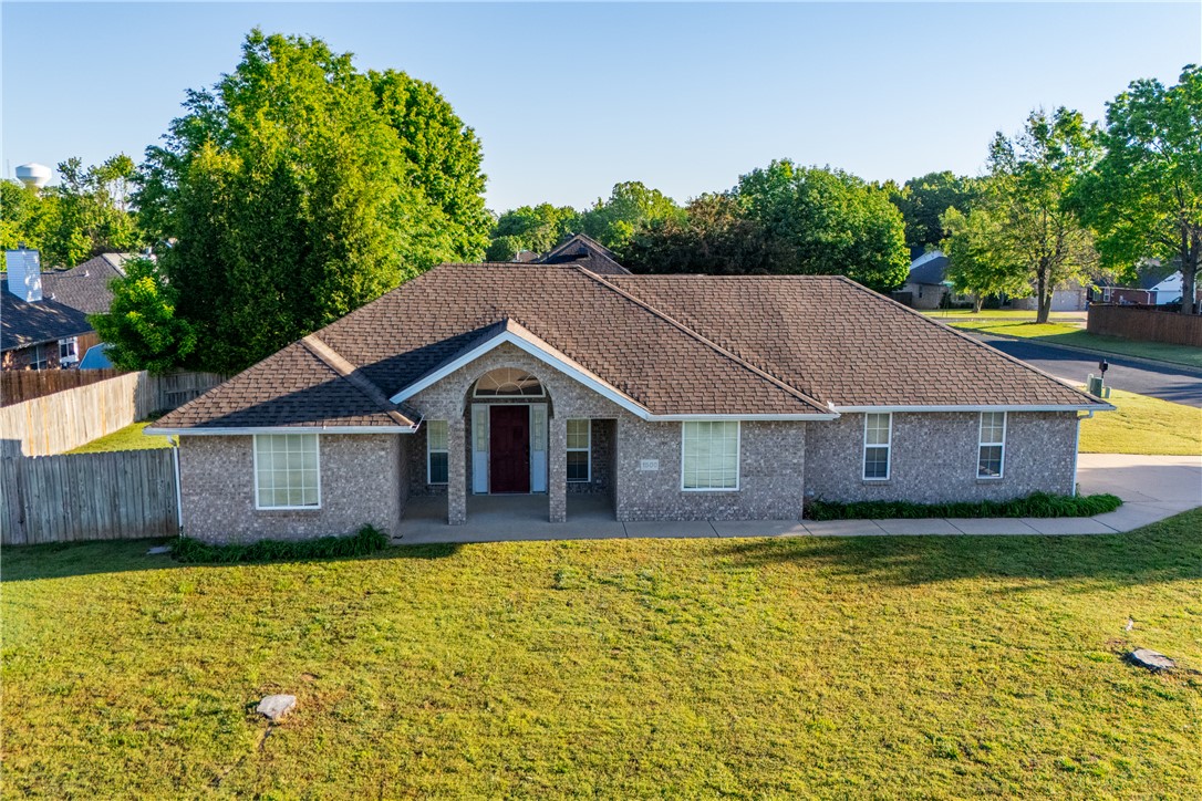 Located in the heart of Bentonville, this 3-bedroom, 2-bath home offers exceptional access to everything that makes Northwest Arkansas one of the country’s most sought-after places to live. Perfectly positioned between Coler Mountain Bike Preserve and Downtown Bentonville, you’re just minutes from world-class biking trails, dining, shopping, entertainment, and the Walmart Home Office. Bella Vista’s renowned trail system is also just a short drive away.
Whether you’re looking for a primary residence, investment property, or short-term rental opportunity, this home offers outstanding potential in a highly desirable central location. Enjoy the convenience of the Bentonville lifestyle with easy access to everything the area has to offer.
Property to be sold AS IS. HVAC system is currently not operational. Buyer inspections are welcome; however, seller will make no repairs or treatments.