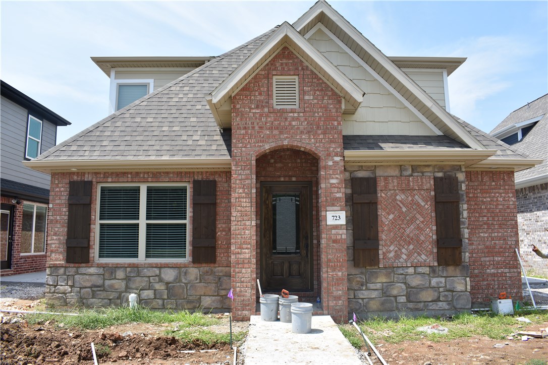 Beautiful 4 bedroom 3.5 bathroom home completed with ceramic tile floors, quartz counter tops, an indoor fireplace and an open floor plan. This home has a privacy fenced in side yard and is just minuted away from the U of A. Right beside your favorite restaurants and shopping centers, this location is perfect for all!