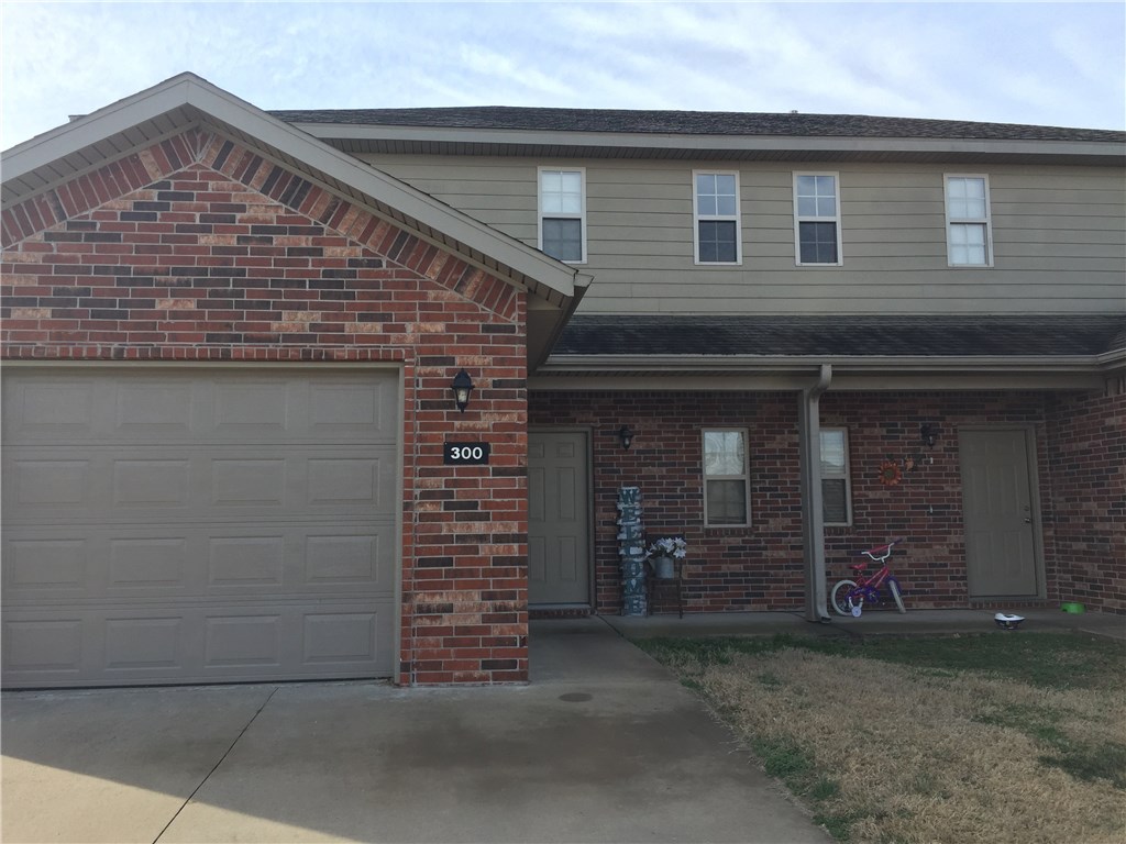 Great Location in Centerton!!! 3 bedroom 2 1/2 bath duplex, vinyl plank flooring in livingroom, stainless appliances, Walk in closet in master bedroom. One car garage and fenced yard.