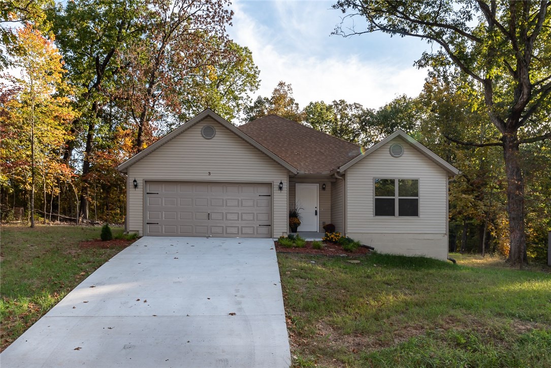 Beautiful new construction (2-bedroom, 2 bath, plus office/playroom) in Lindsey S/D of Bella Vista. Nice quiet street, good curb appeal, level backyard, and convenient location. Lots of extras--granite countertops, extra insulation, and all LED lighting. Extra room could be used as 3rd bedroom but septic system is built for 2 bedrooms.
