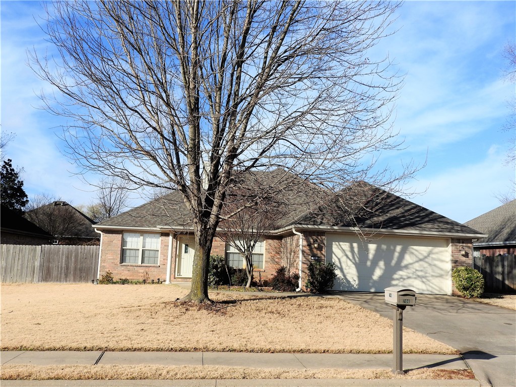 Immaculate condition Read to move in. 4  bed 2 bath with the 4 bed converted to office with built in.
