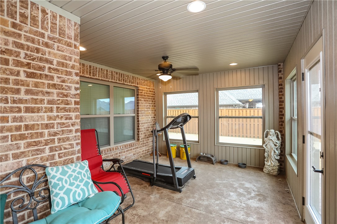 Highland Park Special with Sunroom. Easy access to all of what Bentonville has to offer. Short drive to The Bentonville Square, Home Office & a 5-minute walk to Ardis Ann Middle School & Elm Tree Elementary.One of the best neighborhoods in Bentonville.   Vaulted ceiling thru out the kitchen & living area. 7' kitchen island & hidden pantry. Laundry room & Master closet are attached. Hardwood thru-out except for baths & laundry.  Home is Ready for immediate occupancy. Contact agent to preview in person.