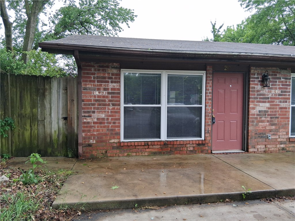 2 bed, 1 bath with a fully fenced backyard, offering privacy and convenience in a growing area—close to the University of Arkansas, Washington Regional Medical Center, downtown Fayetteville, Dickson Street, parks, shopping, dining, and I-49.