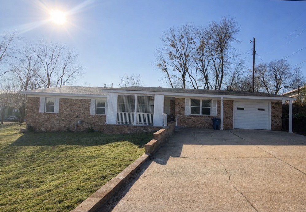 Beautiful Home in Ozark, Arkansas – Prime Location!

Welcome to this beautiful and spacious home located in Ozark, Arkansas, just 5 minutes from Walmart and local shopping centers, offering both convenience and comfort.

This home features 4 bedrooms plus a bonus room, perfect for a home office, game room, or flex space to fit your lifestyle. With 2 full bathrooms, there’s plenty of room for family and guests.

Enjoy a functional layout designed for everyday living, all in a great location close to shopping, dining, and amenities. This home is ideal for anyone looking for space, flexibility, and easy access to town conveniences.

Don’t miss the opportunity to make this wonderful home yours!